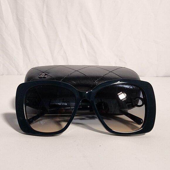 CHANEL - Picture 1 of 11